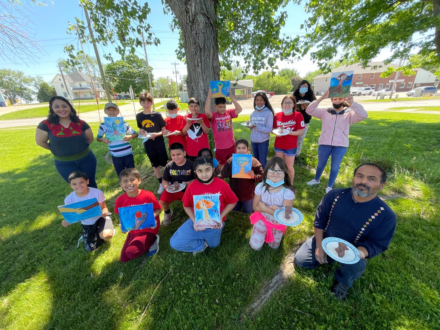 Los Dreamcatchers con sus obras de arte y Juan Chawuk
The West Liberty Youth Dream Catchers with their art pieces and Juan Chawuk, on right.