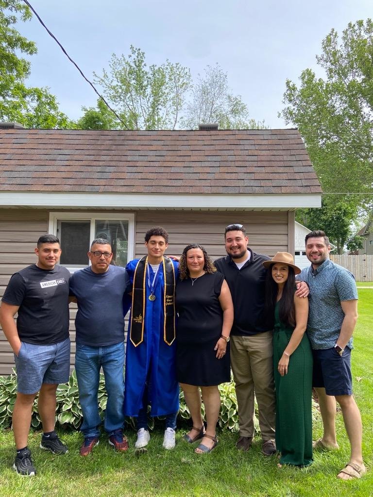 La familia Martinez con Kevin el dia de su graduacion.
The Martinez family with Kevin on his graduation day.
